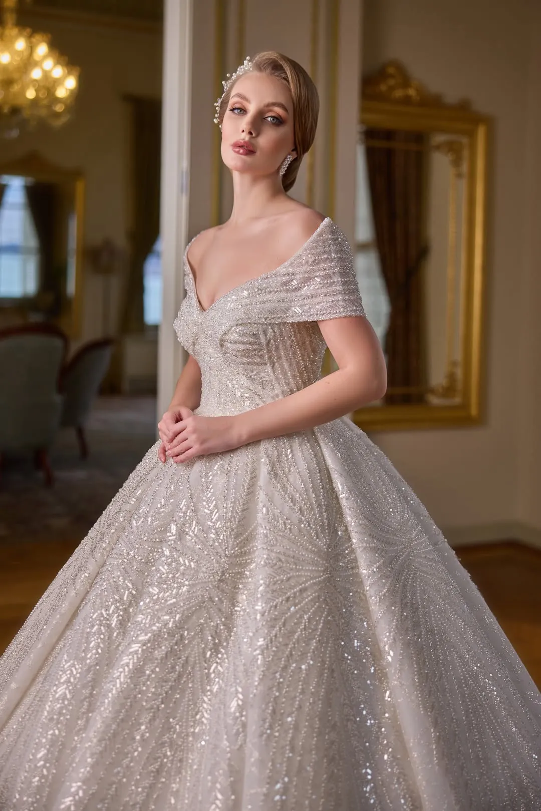 Sırt Dekolteli Derin V Yaka Prenses Gelinlik Modeli