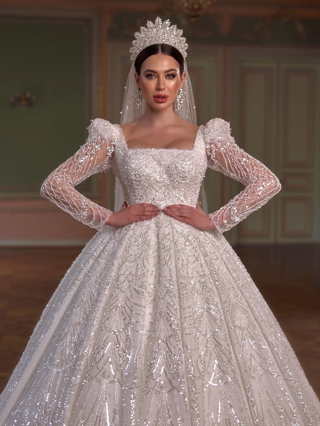 Düşük Omuz Derin V Yaka Fırfırlı Gelinlik