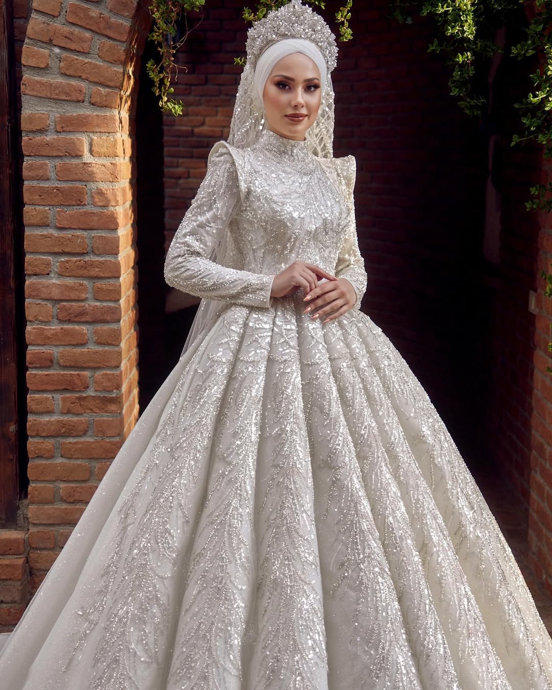 Derin V Yaka Dantel İşlemeli Helen Gelinlik